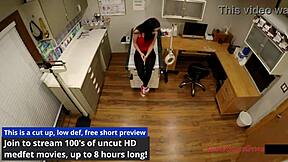 Lenna lux dobi ginekološki pregled, ujet na špijski kameri od zdravnika.