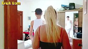 chamei a milf gostosa pra minha casa e transei com ela