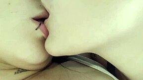 Jugando con hacernos cositas ricas lesbico