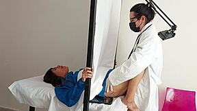 va a revisión con el ginecólogo y él se la coge a pelo