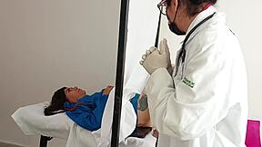 va a revisión con el ginecólogo y él se la coge a pelo