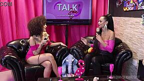 watch lana poison show her pussy with the black queen?