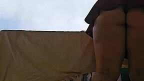 Empregadinha safada rebelando na sacada