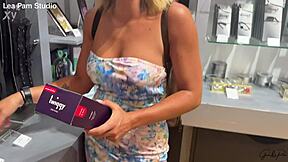 Une Journée Avec Léa Pam Essayant Un Gode Ventouse