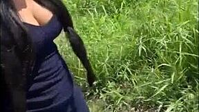 le ofrezco dinero a una venezolana a cambio de que me deje follarla en publico