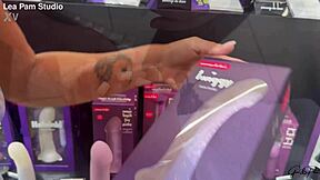 Une Journée Avec Léa Pam Essayant Un Gode Ventouse