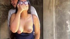 le ofrezco dinero a una venezolana a cambio de que me deje follarla en publico