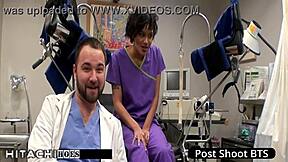 prvostopenka dobi obvezni Hitachi orgazem od medicinske sestre Jackie Banes