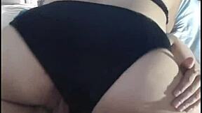 me da unos sentones la perra de mi amiga y la grabo sin darse cuenta