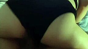 me da unos sentones la perra de mi amiga y la grabo sin darse cuenta