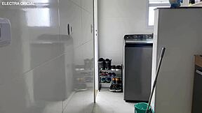 essa empregada tem uma bunda gostosa, toda vez que ela agacha meu pau lateja