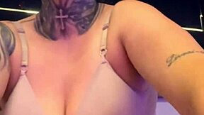 Meu personal da academia ficou com tanto tesao que nao aguentou e me fez chupar o pau dele ate eu vomitar engasga na pica grossa sua puta safada chupa essa porra