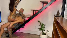 Foda Na Escada Com A Mulher Do Vizinho!
