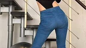 Dansende Chinese in strakke jeans