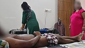 Menajeră indiană prinde camera ascunsă cu pula scoasă