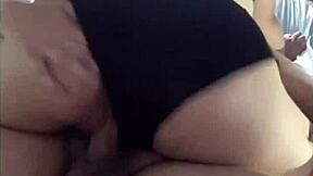 me da unos sentones la perra de mi amiga y la grabo sin darse cuenta