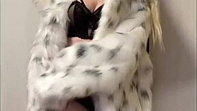 Sexy Elza Kom Performs Sweet Hot Dance