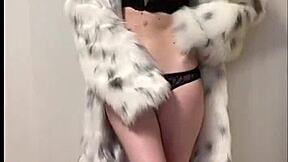 Sexy Elza Kom Performs Sweet Hot Dance