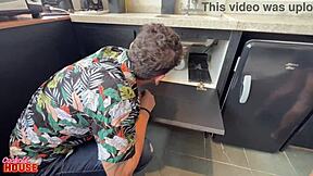 Marido Corno Contrata Encanadores Para Tapar Os Dutos Da Esposa Com Rola