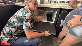 Marido Corno Contrata Encanadores Para Tapar Os Dutos Da Esposa Com Rola