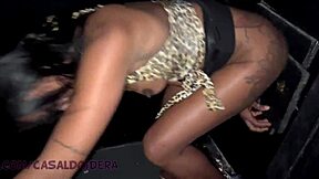 botou na namorada pra rolo pelo gloryhole na festa de swing do caricias