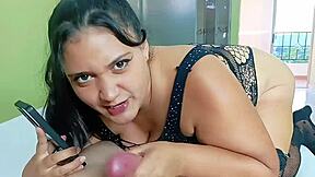 Sexo con el mejor amigo de mi esposo mientras hablamos por llamada con el muy cornudo