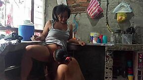 mientras preparo la cena la puta de sandra solo piensa en tener sexo