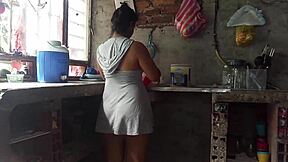 mientras preparo la cena la puta de sandra solo piensa en tener sexo