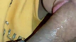 la mejor mamada linda chica se mete la polla en la garganta