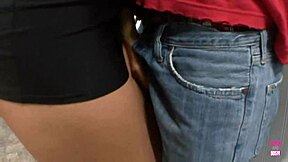 Policial morena foda de salto alto fode cara parado no cowgirl