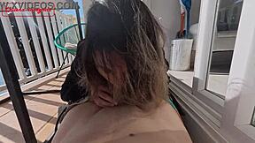 Hago una mamada en público junto al mar- trailer