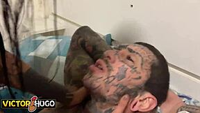 gemendo no pau grande do tatuado bareback