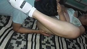 Le corro de lado la tanga y le chupo la vagina