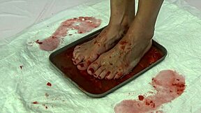 Kencing di stroberi dan injak pake kaki cantik gue