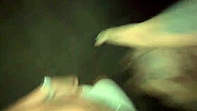 em salvador tudo acontece amigos na rua com carros passando