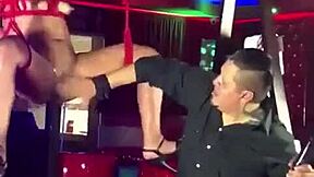 Morrita se avienta buenos squirts en un table