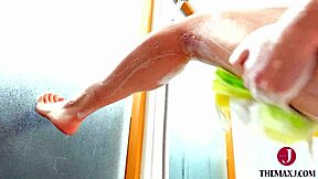 【鳴海千秋】20才の純情美 が、マイクロビキニで水風船割り！びしょ濡れのマンスジがエロエロに艶めく buna-002