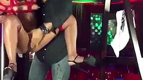 Morrita se avienta buenos squirts en un table