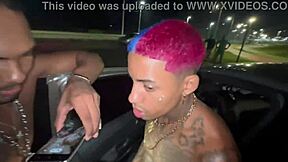 em salvador tudo acontece amigos na rua com carros passando