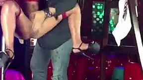 Morrita se avienta buenos squirts en un table