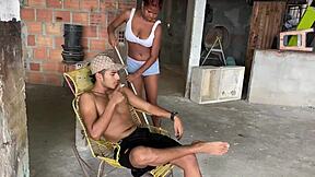 le pido a mi hermanastro que me folle en silencio