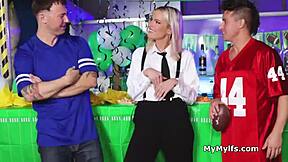 Freeuse Sharing of Sexy Blonde Bartender in 3some Blowjob Game.