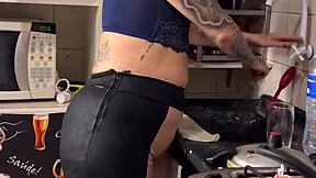 Vaza Vídeo De Atriz Famosa Da Tv Brasileira Fazendo Feijão Só De Calcinha Mostrando Seu Bucetão