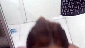 Depois que fui filmada no banho dei o cuzinho de 4 bem gostoso pro safado