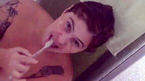 Depois que fui filmada no banho dei o cuzinho de 4 bem gostoso pro safado