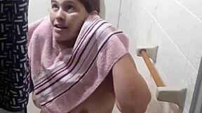 Depois que fui filmada no banho dei o cuzinho de 4 bem gostoso pro safado