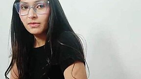 hijastra bien caliente vestida de colegiala le enseña la falda de colegiala a su padrastro y termina acostándose en su cama