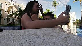 primero a la piscina y después a follar ese culo con tetas grandes demasiado rico