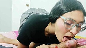 hijastra bien caliente vestida de colegiala le enseña la falda de colegiala a su padrastro y termina acostándose en su cama