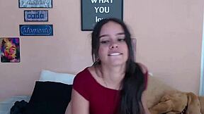 rica colombiana por webcam showing off her curves